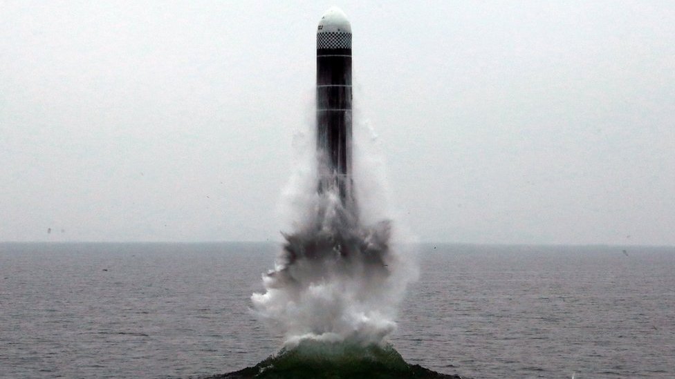 То, что кажется баллистической ракетой (БРПЛ), запускаемой с подводных лодок, летит в неизвестном месте на этом недатированном снимке, опубликованном официальным информационным агентством Северной Кореи