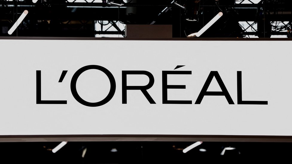 يظهر شعار لوريال في مساحة العرض الخاصة بها ، في مؤتمر فيفا تكنولوجي المخصص للابتكار والشركات الناشئة في مركز المعارض بورت دو فرساي في باريس