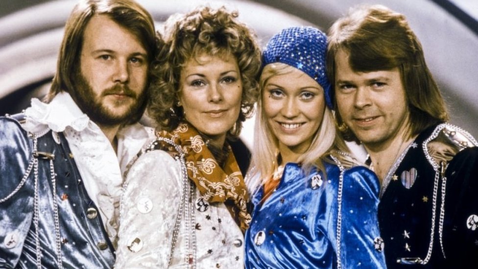 Foto de los miembros del grupo Abba tras ganar el festival de Eurovisión en 1974.