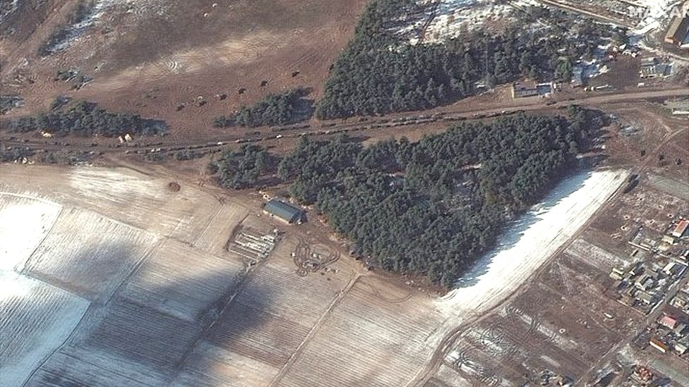 Ukraine war: Large Russian convoy redeploys near Kyiv - satellite images