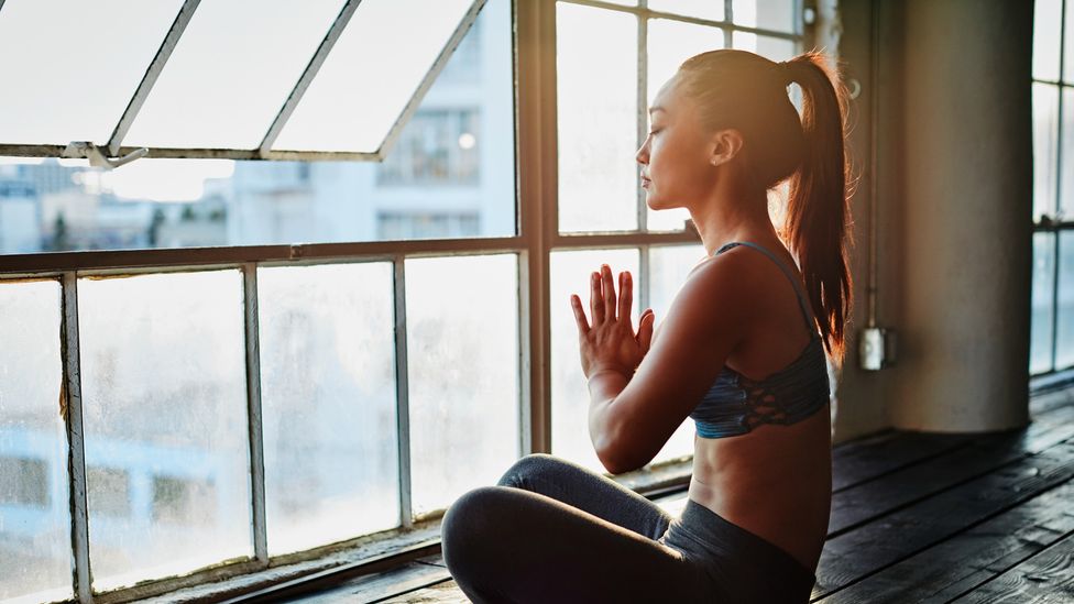 Mulher meditando