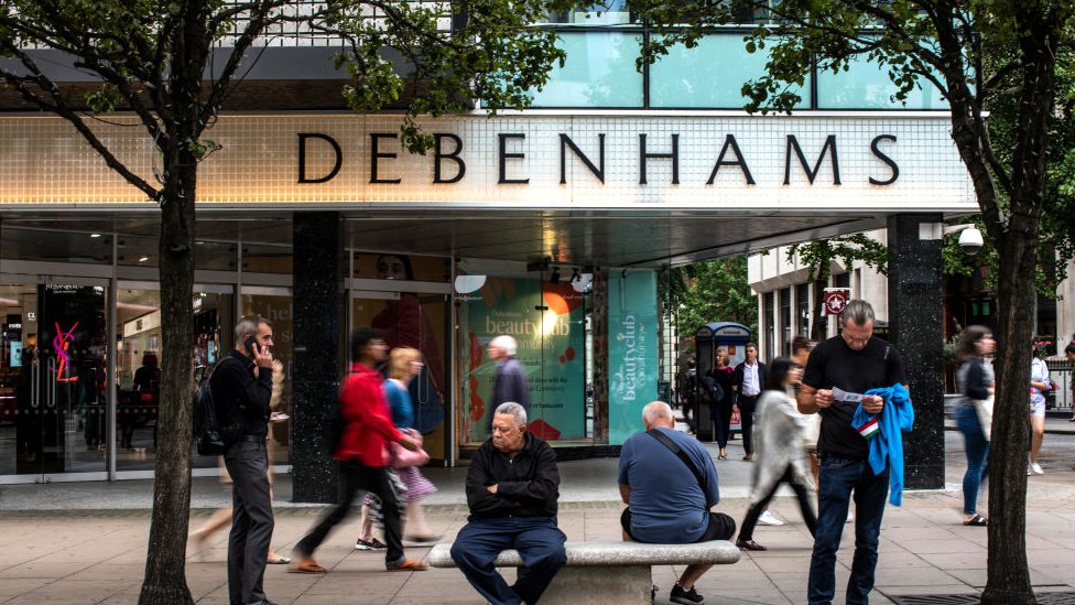 Витрина магазина Debenhams