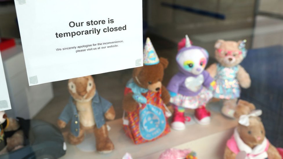 Магазин игрушек с закрытым знаком