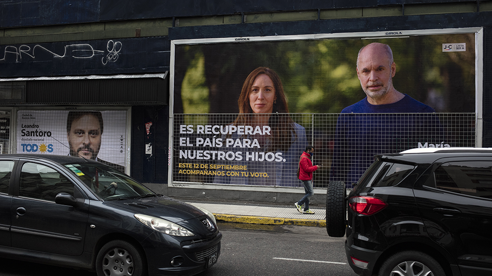 El alcalde de la ciudad de Buenos Aires, Horacio Rodríguez Larreta y la exgobernadora de Buenos Aires, María Eugenia Vidal, en un cartel callejero en Buenos Aires