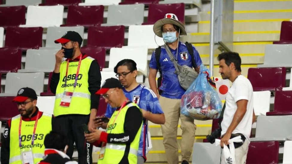 جمهور اليابان ينظف الملعب بعد الفوز على ألمانيا