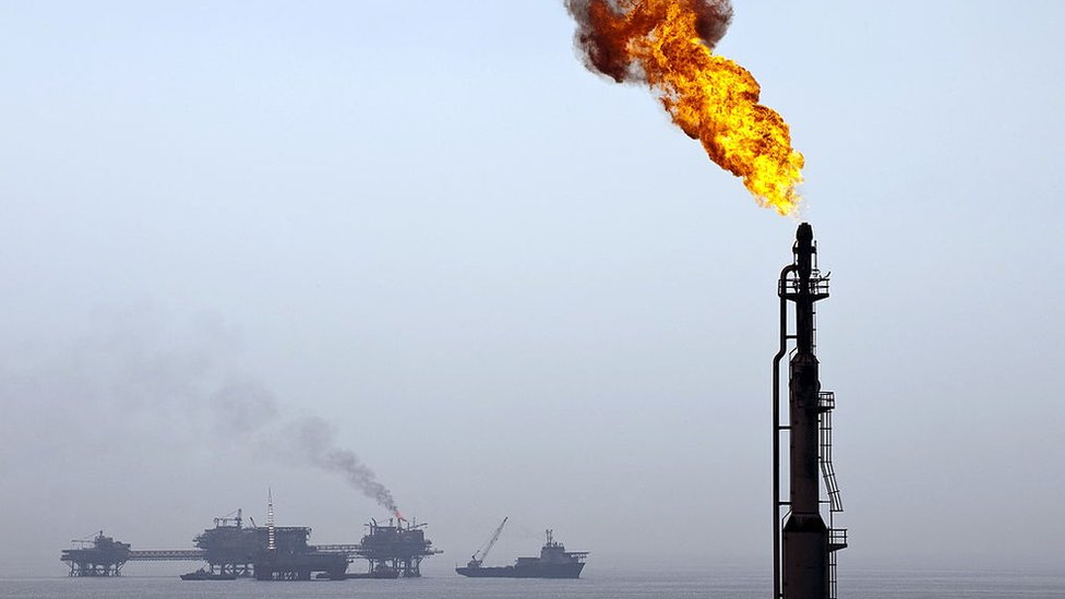 Gas quemándose en un campo petrolero