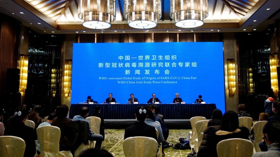 WHO ekibi Wuhan'dan ayrılmadan önce ilk bulgularına ilişkin Çinli araştırmacılarla ortak basın toplantısı düzenledi (9 Şubat 2021)