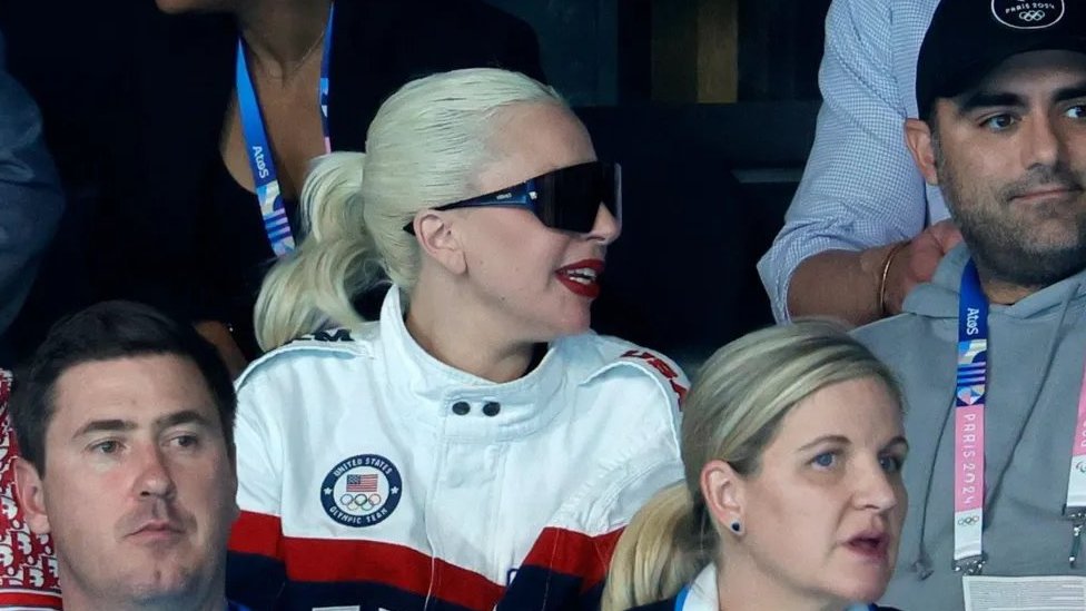 Lejdi Gaga u jakni olimpijske reprezentacije SAD sedi među publikom u Parizu