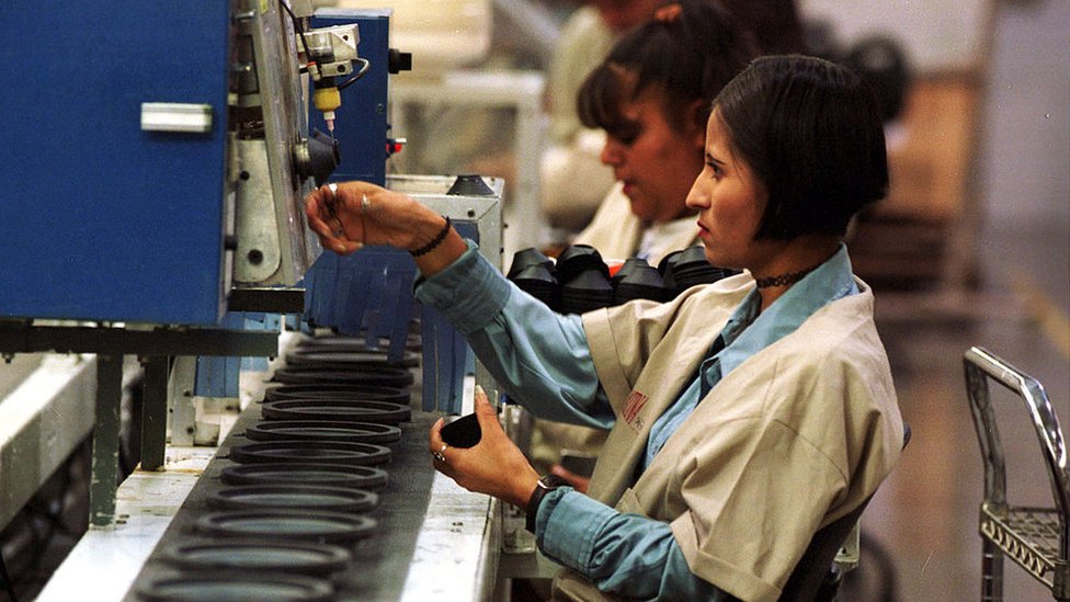Trabajadoras en la industria maquiladora en México en 2001.