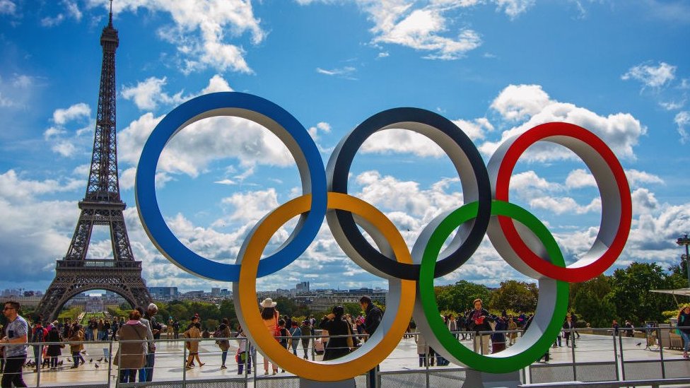 الحلقات الأولمبية أمام برج إيفل في باريس