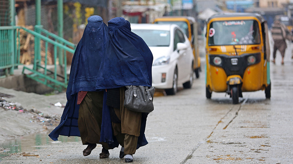 Mujeres caminan en Afganistán vestidas con burqas.