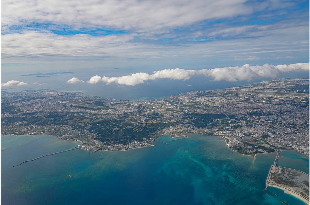 從沖繩島中部的鳥瞰圖中，可以看到日本沖繩的普天間美國空軍基地（左）和嘉手納空軍基地（2021年12 月12日資料照片）