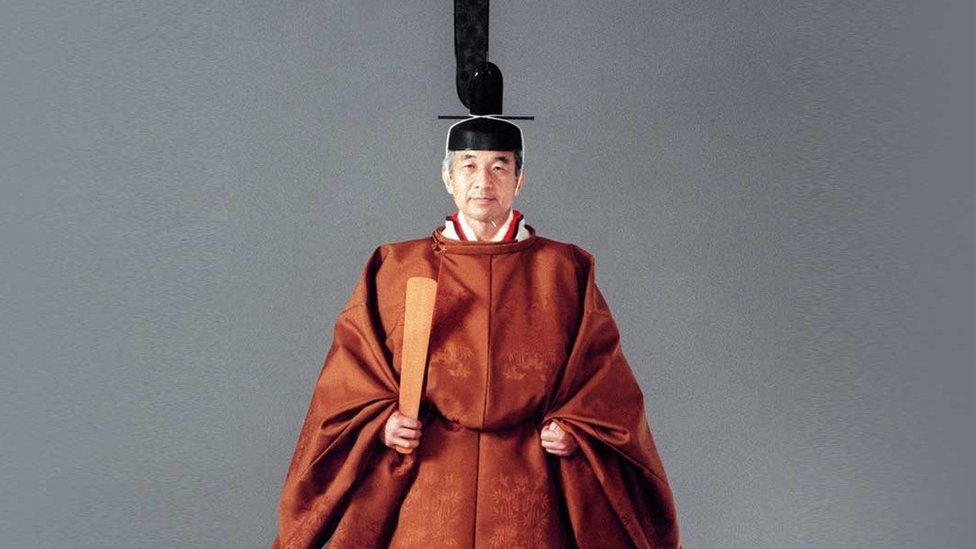 El emperador Akihito en su traje de ceremonia, en 1990.