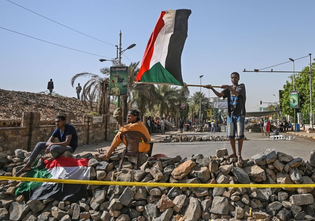 معتصمون سودانيون يقفون على حواجز وضعوها في الشوارع الرئيسية