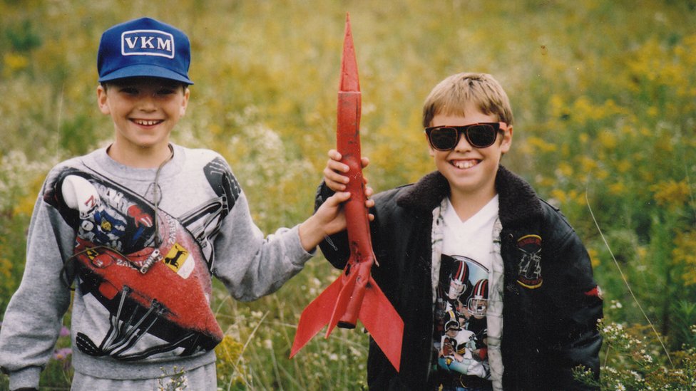 Митч Броган (слева) в детстве с другом