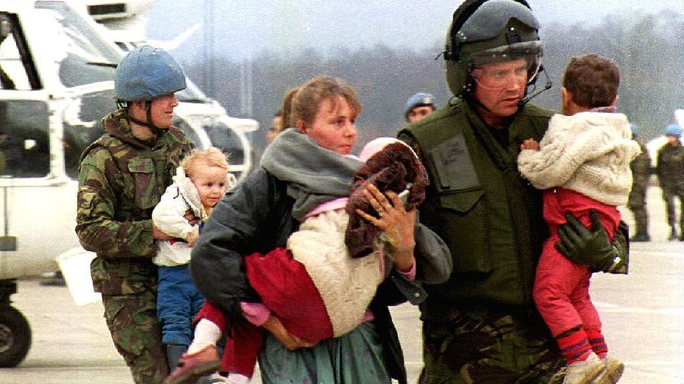 Эvakuirovannыe iz Srebrenicы v Tuzlu ženщinы i deti, mart 1993 god