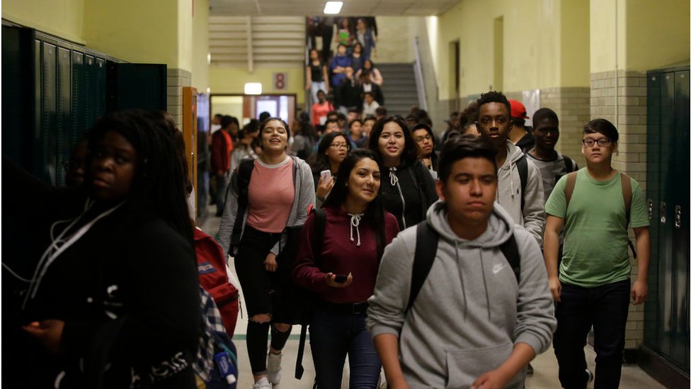 Студенты проходят по коридору после того, как в Средней школе Сенна в среду, 10 мая 2017 г., закончили занятия в Чикаго, Иллинойс