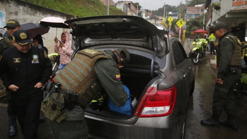 Efectivos de la Policía Nacional de Colombia realizan controles en un retén para garantizar la seguridad en este sector por el "Paro armado" en el barrio La Sierra, Medellín, Colombia.