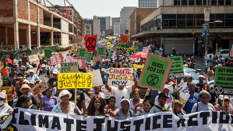 Протестующие протестуют против изменения климата в рамках Всемирного дня борьбы с изменением климата в Йоханнесбурге, Южная Африка, 20 сентября 2019 г.