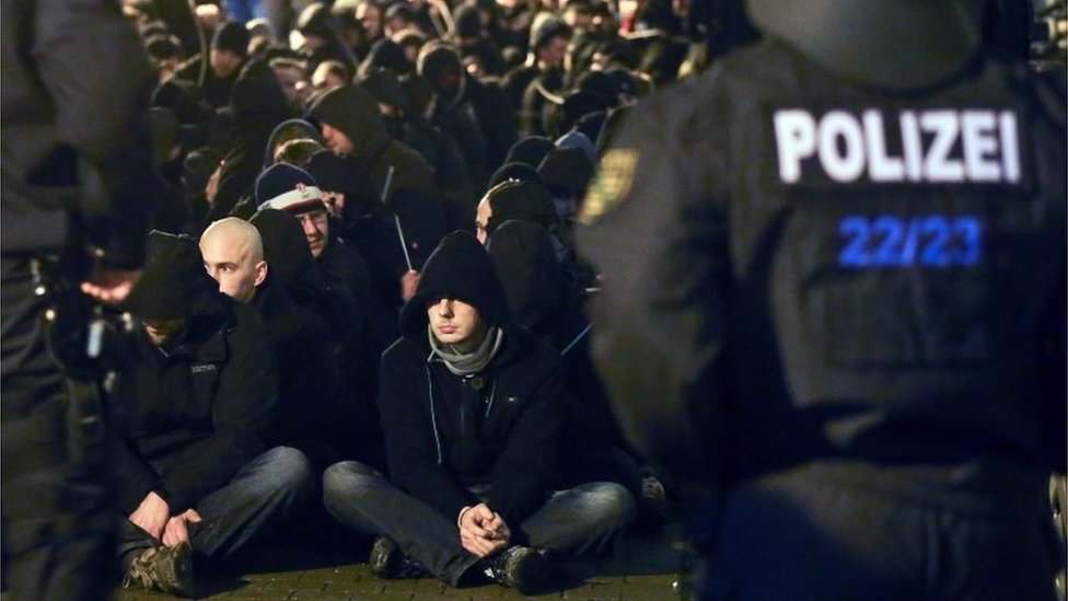 Около 250 хулиганов окружены местной полицией после беспорядков после демонстрации европейцев Лейпцига против исламизации Запада (LEGIDA), группы, связанной с движением PEGIDA, в Лейпциге, Восточная Германия, понедельник, 11 января 2016 г.