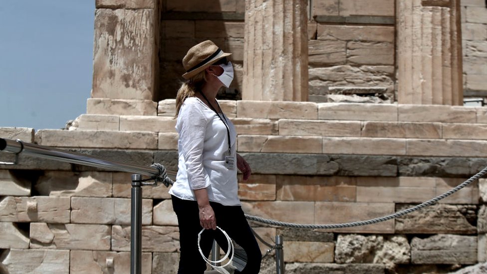 Женщина в маске на месте археологических раскопок холм Акрополь в Афинах, 18 мая 2020 г.