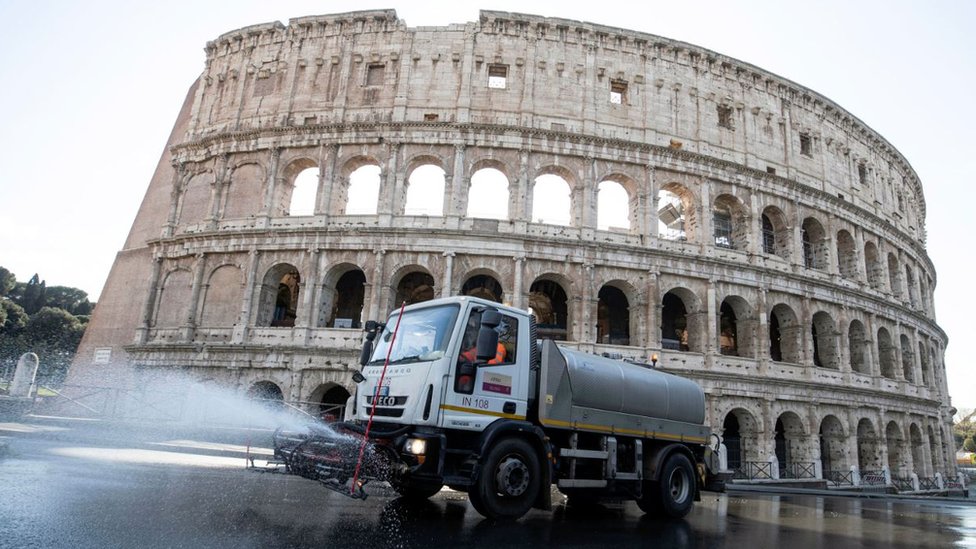 Roma sokakları düzenli olarak dezenfekte ediliyor