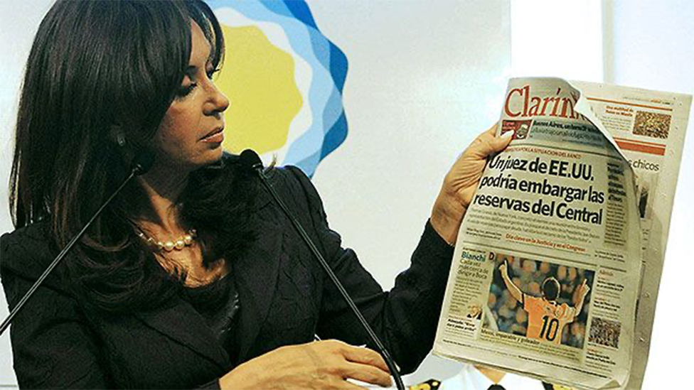 Cristina Kirchner mostrando una portada del diario Clarín