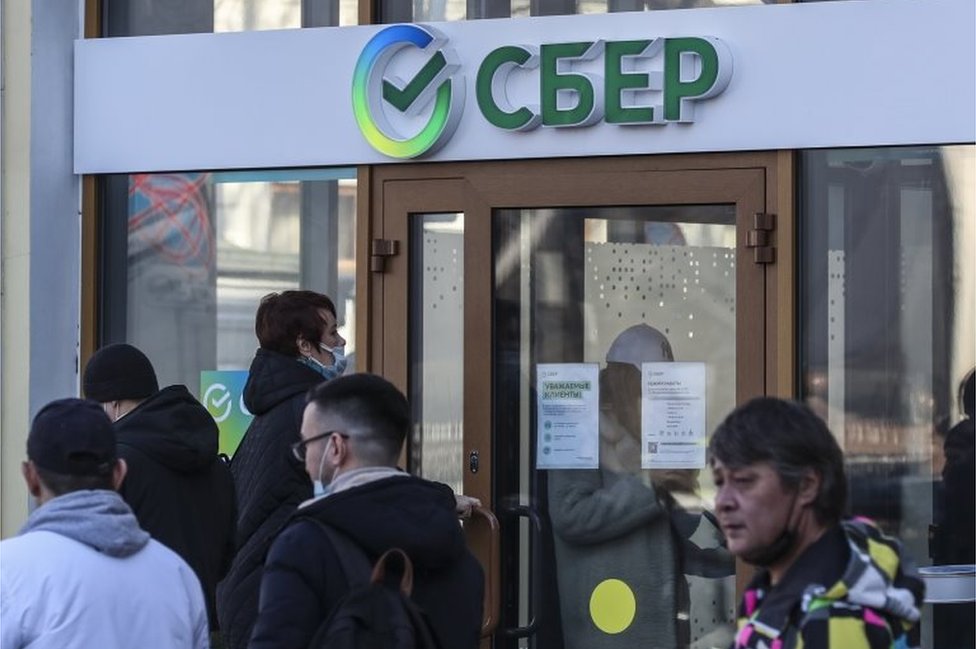Moskova'daki Sberbank şubesi önünde toplanan insanlar.