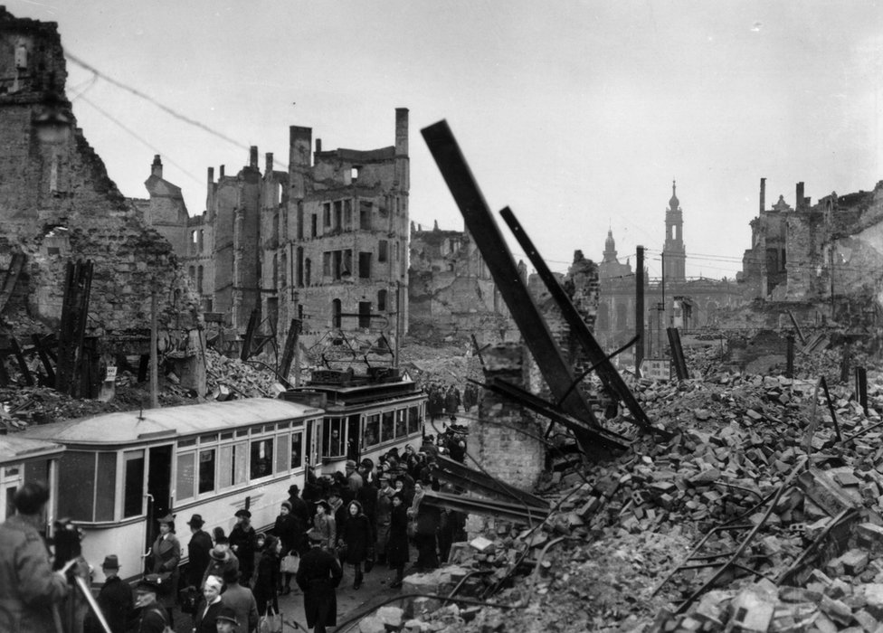 Бомба повредила Дрезден, на фото в марте 1946 года