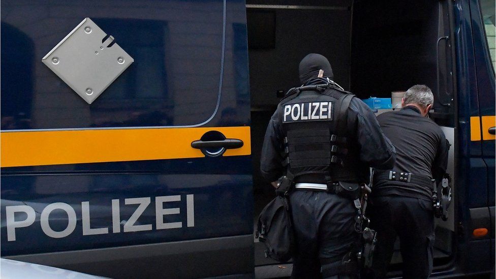 Polis Saksonya eyalet merkezi Dresden ve yakınındaki Heidenau'da bazı evlere baskınlar düzenledi