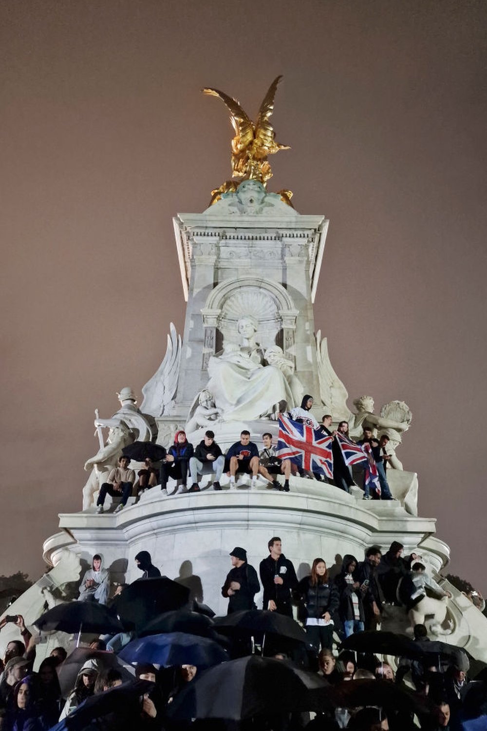 تسلق البعض نصب الملكة فيكتوريا ورفعوا الأعلام البريطانية