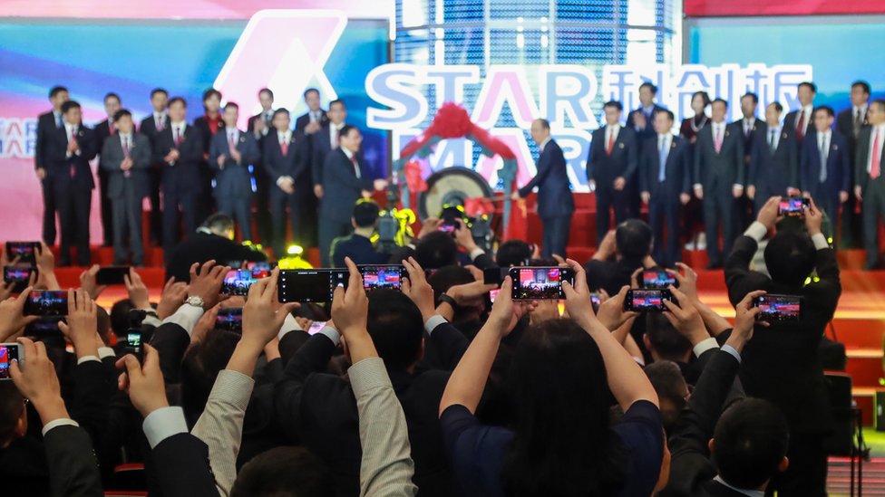 Люди фотографируются во время церемонии открытия Совета научно-технических инноваций Шанхайской фондовой биржи в Шанхае 22 июля 2019 г.