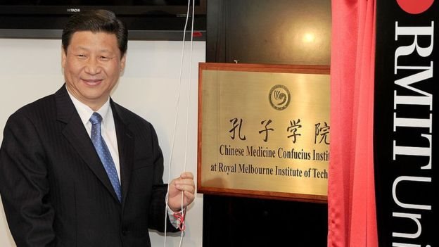 President China Xi Jinping pada pembukaan Confucius Institute di RMIT University, Melbourne pada tahun 2010.