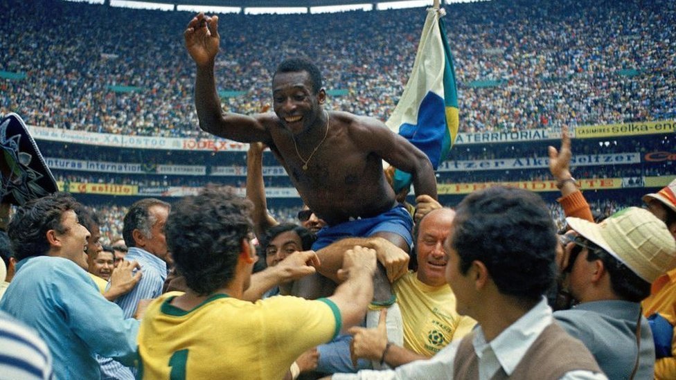 بيليه أثناء احتفاله بالفوز في كأس العالم 1970 في مباراة المكسيك بين البرازيل وإيطاليا