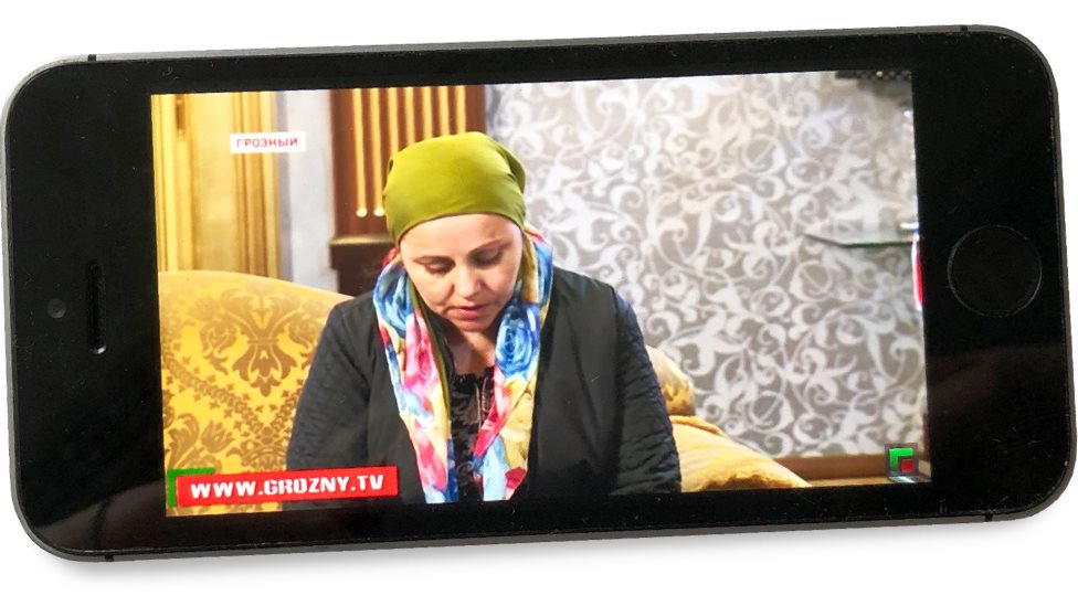 Ajšat Janajeva izvinjava se u programu čečenske nacionalne televizije „Grozni" pred Kadirovim za poruke o siromaštvu Čečena