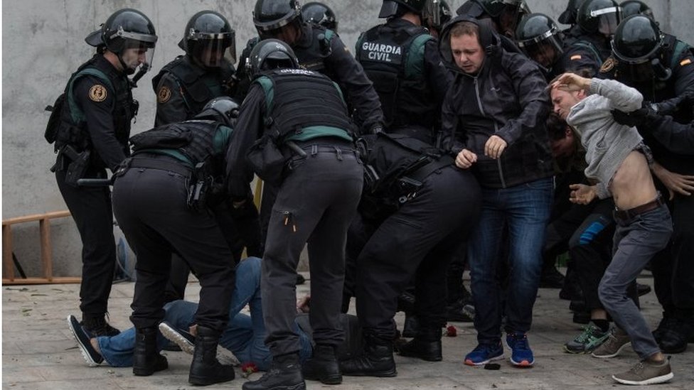 Al menos 800 personas resultaron heridas por los enfrentamientos entre policías y votantes. Policía con manifestantes heridos.
