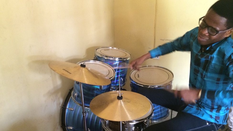 Барабанщик практикует в музыкальном колледже Питера Кинга, Лагос
