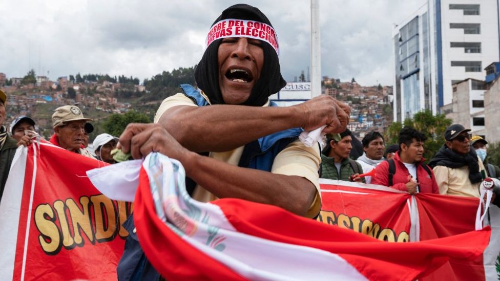 Manifestantes gesticula en una marcha en Perú.