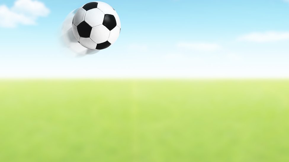 Había que ponerle límites a la cancha... y a las peleas. Bola flotando sobre campo