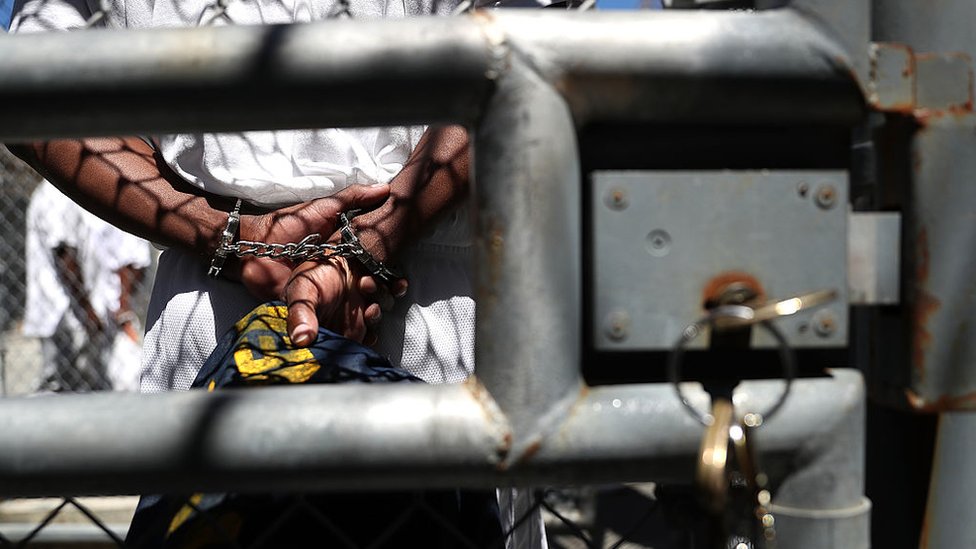 Осужденный заключенный стоит в наручниках, готовясь к освобождению с прогулок обратно в камеру в камере смертников государственной тюрьмы Сан-Квентин 15 августа 2016 года в Сан-Квентин, Калифорния
