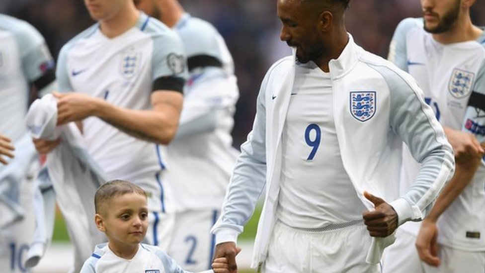 Bradley fue la mascota del equipo de fútbol de Inglaterra cuando jugó contra Lituania en marzo. Bradley Lowery