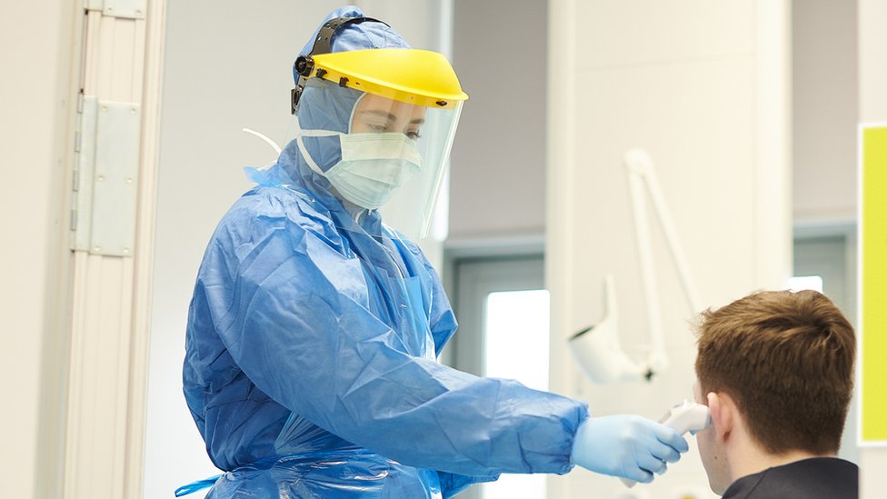 Типовое изображение медицинского работника в защитной одежде