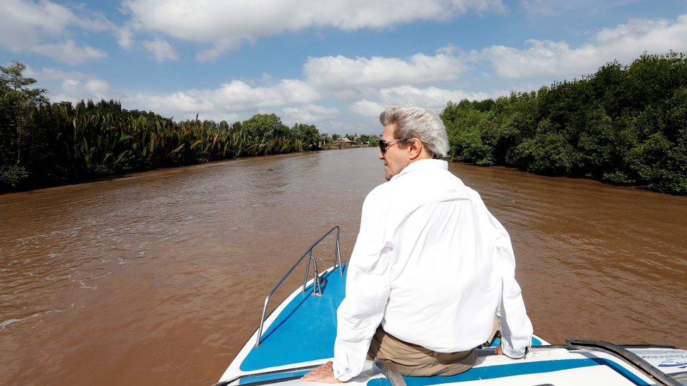 Госсекретарь США Джон Керри едет на лодке в дельте Меконга