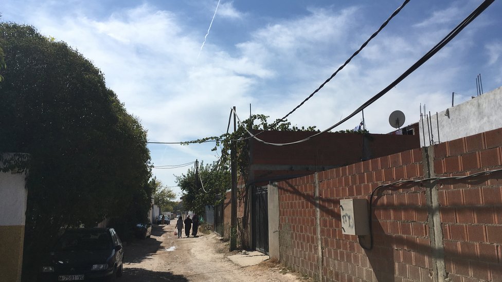 Algunas zonas de la Cañada parecen un pueblo de algún lugar de Marruecos. (Foto: BBC Mundo/Enric Botella) Mujeres caminando (BBC Mundo/Enric Botella)