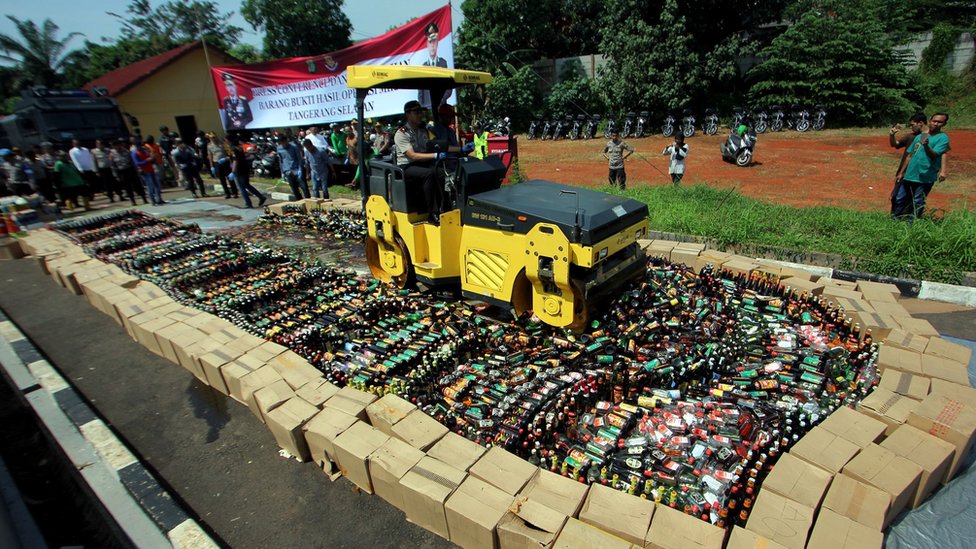 Бульдозер уничтожает бутылки с нелегальным алкоголем в Южном Тангеранге, Индонезия (апрель 2018 г.)
