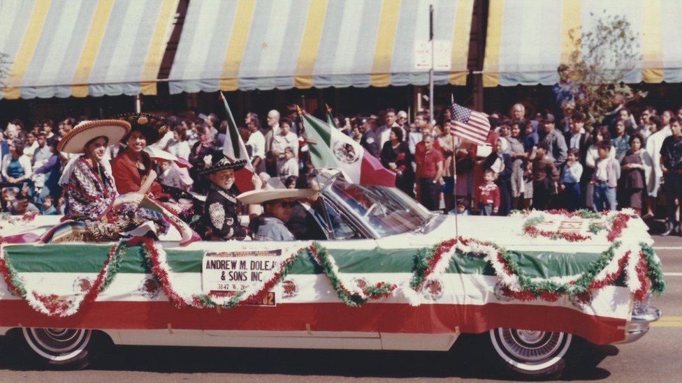 Desfile de mexicanos estadounidenses en Chicago, 1964.