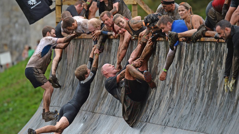 La camaradería es una de las cosas que más atrae a los participantes. Personas ayudándose