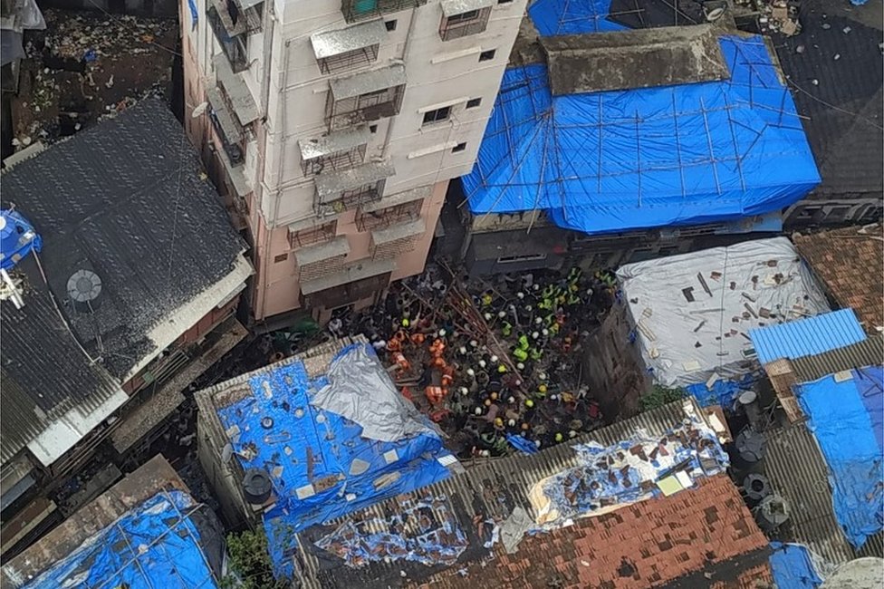 Спасатели ищут выживших на месте обрушившегося здания в Мумбаи, Индия, 16 июля 2019 года.