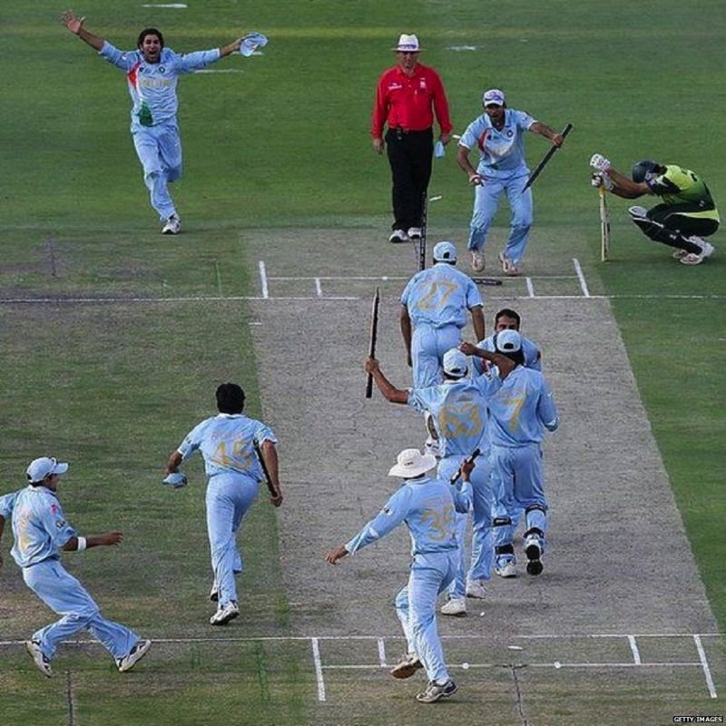 24 ਸਤੰਬਰ 2007, ਆਊਟ ਹੋਣ ਤਂ ਬਾਅਦ ਨਿਰਾਸ਼ ਬੈਠੇ ਮਿਸਬਾਹ ਅਤੇ ਖ਼ੁਸ਼ੀ ਵਿੱਚ ਖੀਵੀ ਭਾਰਤੀ ਟੀਮ