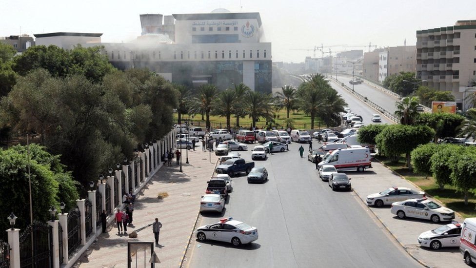 العنف في ليبيا: مسلحون يقتحمون مقر المؤسسة الوطنية للنفط